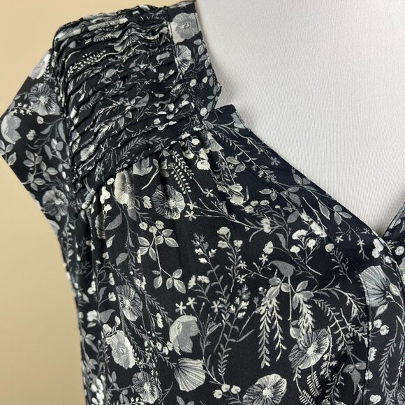 DR2 Cap Sleeve Blouse Size M Black Gray, Floral Print, V-Neck, Pleated Shoulders - Picture 3 of 9